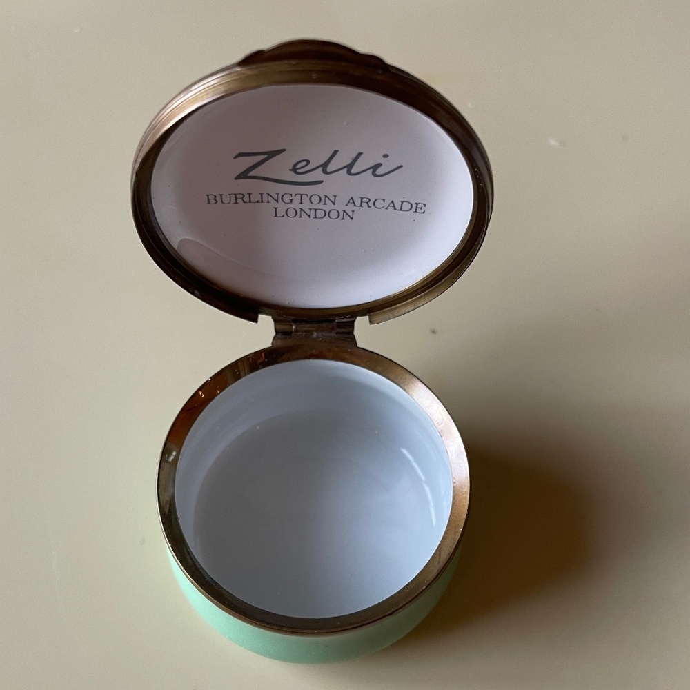 Crummles & Co. Enamel Pill/Snuff Box - Zelli, Burlington Arcade, London - Picture 9 of 10